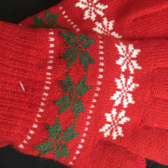 Soft Cozy Holiday Gloves Red w Festive Pattern NWT - Picture 9 of 10
